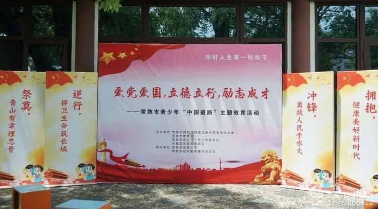 逃离昏暗下的小村